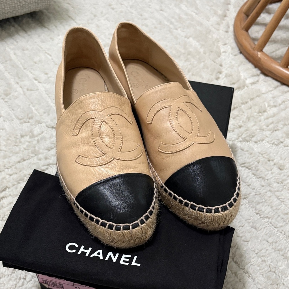 CHANEL like new Rev Two-Tone Beige and Black Espadrilles